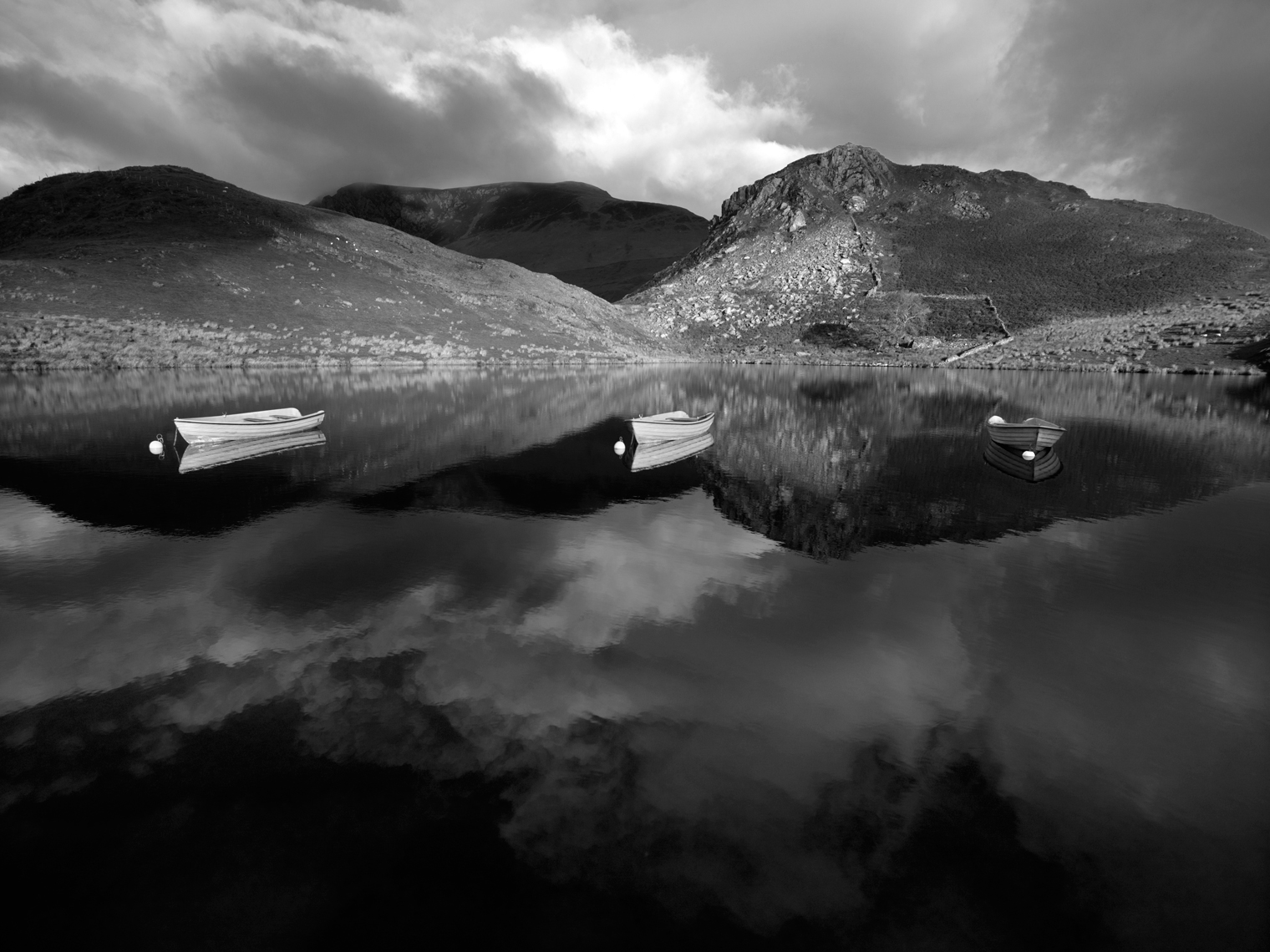 Jon Wyatt Photography - Three boats on tranquil lake in Snowdonia